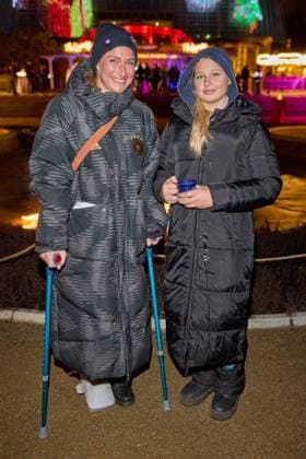 Eva Mona Rodekirchen mit Tochter Martha - Eroeffnung des Christmas Garden Berlin 2025 im Botanischen Garten Berlin am 19.11.2025. Christmas Garden Berlin 2025