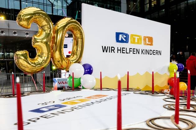 Pressetermin zum RTL Spendenmarathon in Köln, 19.11.2025. In der RTL-Zentrale in Köln-Deutz präsentieren Joey Kelly und Wolfram Kons die 24H GEBURTSTAGS-CHALLENGE zum 30. RTL-SPENDENMARATHON. Die 24-Stunden-Aktion mit 20 Firmenteams unterstützt die STIFTUNG RTL WIR HELFEN KINDERN E. V. und begleitet den Jubiläums-Spendenmarathon, der seit 1996 mehr als 306 Millionen Euro für Kinderhilfsprojekte gesammelt hat. Köln Deutz Nordrhein-Westfalen Deutschland Copyright: xBonn.digitalx