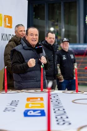 Pressetermin zum RTL Spendenmarathon in Köln, 19.11.2025. In der RTL-Zentrale in Köln-Deutz präsentieren Joey Kelly und Wolfram Kons die 24H GEBURTSTAGS-CHALLENGE zum 30. RTL-SPENDENMARATHON. Die 24-Stunden-Aktion mit 20 Firmenteams unterstützt die STIFTUNG RTL WIR HELFEN KINDERN E. V. und begleitet den Jubiläums-Spendenmarathon, der seit 1996 mehr als 306 Millionen Euro für Kinderhilfsprojekte gesammelt hat. Köln Deutz Nordrhein-Westfalen Deutschland Copyright: xBonn.digitalx