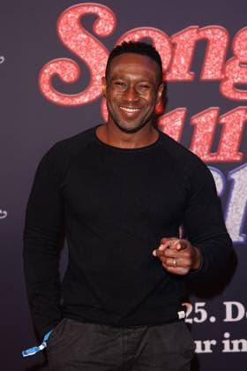 Premiere - Song Sung Blue - Jerry Kwarteng bei der Europapremiere zu dem Kinofilm Song Sung Blue im Zoo Palast am 19.11.2025 in Berlin. Copyright: xEventpressxKochanx