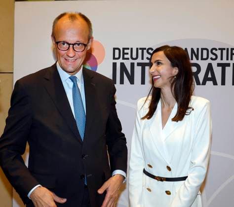 Schirmherr Bundeskanzler Friedrich Merz, Anahita Thoms bei der Verleihung des TALISMAN 2025 der Deutschlandstiftung Integration im Allianz Forum in Berlin.