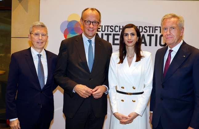 Dr. Thomas Gauly (Gesellschafter DSI), Schirmherr Bundeskanzler Friedrich Merz, Anahita Thoms, Christian Wulff (Vors. Stiftungsrat der DSI) bei der Verleihung des TALISMAN 2025 der Deutschlandstiftung Integration im Allianz Forum in Berlin.