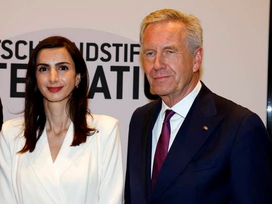 Anahita Thoms, Christian Wulff (Vors. Stiftungsrat der DSI) bei der Verleihung des TALISMAN 2025 der Deutschlandstiftung Integration im Allianz Forum in Berlin.