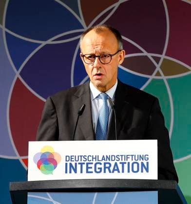 Schirmherr Bundeskanzler Friedrich Merz bei der Verleihung des TALISMAN 2025 der Deutschlandstiftung Integration im Allianz Forum in Berlin.