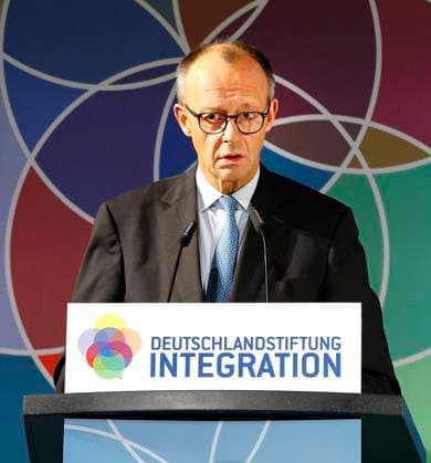 Schirmherr Bundeskanzler Friedrich Merz bei der Verleihung des TALISMAN 2025 der Deutschlandstiftung Integration im Allianz Forum in Berlin.