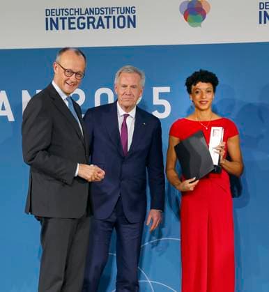 Schirmherr Bundeskanzler Friedrich Merz, Christian Wulff (Vors. Stiftungsrat der DSI), Malaika Mihambo (Leichtathletin, mehrfache Welt- u. Europameisterin) bei der Verleihung des TALISMAN 2025 der Deutschlandstiftung Integration im Allianz Forum in Berlin.