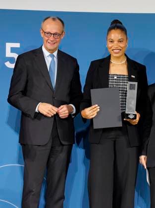 Schirmherr Bundeskanzler Friedrich Merz, Yemisi Semechin (Kugelstoßerin). bei der Verleihung des TALISMAN 2025 der Deutschlandstiftung Integration im Allianz Forum in Berlin.