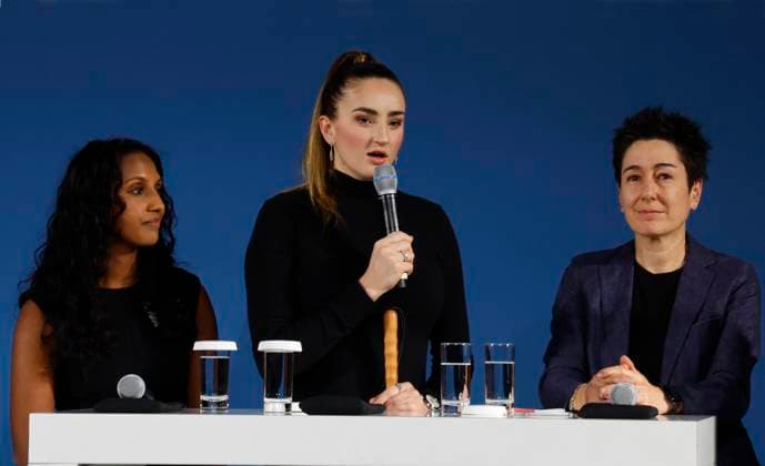 Anja Peripanathan (Alumna der DSI), Elena Semechin (Preisträgerin 2025; Para-Schwimmerin, mehrfache Welt-und Europameisterin), Dunja Hayali (Preisträgerin Talismann 2024) bei der Verleihung des TALISMAN 2025 der Deutschlandstiftung Integration im Allianz Forum in Berlin.