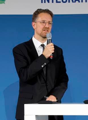 Dr. Christian Humborg (Vorst. ALLIANZ Foundation) bei der Verleihung des TALISMAN 2025 der Deutschlandstiftung Integration im Allianz Forum in Berlin.