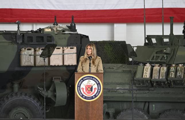 First Lady Melania Trump visits Camp Lejeune, North Carolina NORTH CAROLINA, UNITED STATES - NOVEMBER 19: First Lady Melania Trump makes a speech during a visit to Camp Lejeune and MCAS New River, where she and Second Lady Usha Vance took part in educational activities with students and participated in holiday appreciation events before addressing a large gathering on base in Richlands, North Carolina, United States, on November 19, 2025. During their visit, Mrs. Trump and Mrs. Vance participated in several engagements throughout the base, including activities with students as part of their children’s education initiatives. Peter Zay Anadolu North Carolina United States. Editorial use only. Please get in touch for any other usage.  Copyright: x2025xAnadoluxPeterxZayx