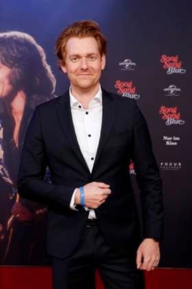 Song Sung Blue, Filmpremiere im Zoo Palast, Berlin, 19.11.2025 Johannes Heinrichs bei dem Red Carpet Photocall von SONG SUNG BLUE im Zoo Palast Berlin am 19.11.2025 Berlin Zoo Palast Copyright: xAnitaxBuggex