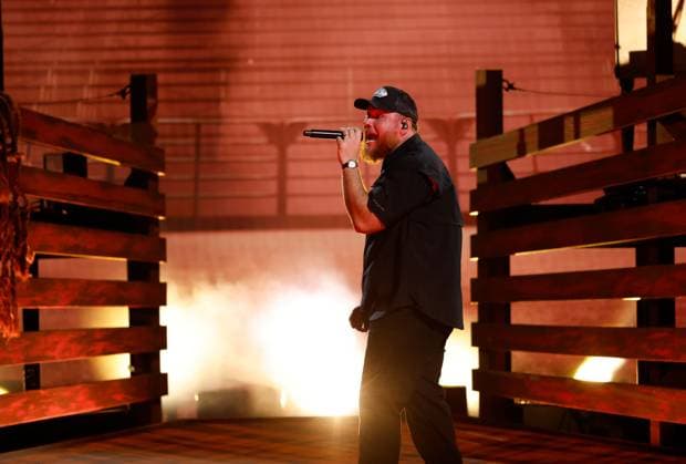 Luke Combs performs onstage during the 59th CMA Awards at the Bridgestone Arena in Nashville, Tennessee, on Wednesday, November 19, 2025.  NAS20251119258 JOHNxANGELILLO