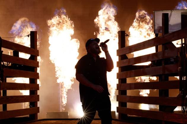 Luke Combs performs onstage during the 59th CMA Awards at the Bridgestone Arena in Nashville, Tennessee, on Wednesday, November 19, 2025.  NAS20251119259 JOHNxANGELILLO