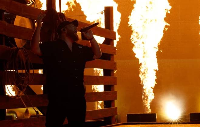 Luke Combs performs onstage during the 59th CMA Awards at the Bridgestone Arena in Nashville, Tennessee, on Wednesday, November 19, 2025.  NAS20251119263 JOHNxANGELILLO
