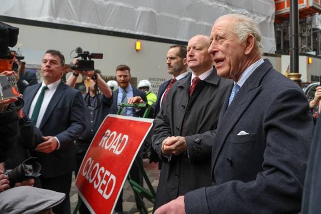 King Charles visits Fortnum & Mason in London, UK - 19 Nov 2025 King Charles III meets well-wishers outside Fortnum & Mason after marking the second anniversary of the Coronation Food Project and holding talks with chief executives and senior leaders from Alliance Food Sourcing. London United Kingdom Copyright: xDinendraxHariax xSOPAxImagesx 1911_King_Charles_DH_025