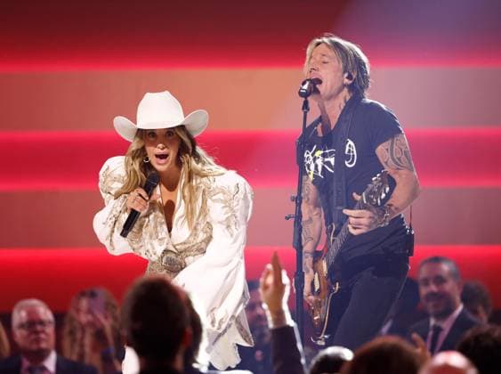(L-R) Lainey Wilson and Keith Urban perform onstage during the 59th CMA Awards at the Bridgestone Arena in Nashville, Tennessee, on Wednesday, November 19, 2025.  NAS20251119285 JOHNxANGELILLO