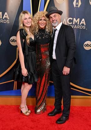 59th Annual CMA Awards - Arrivals Daisy Pearl Schlapman, Kimberly Schlapman and Stephen Schlapman arriving at the 59th Annual Country Music Association Awards held at the Bridgestone Arena on November 19, 2025 in Nashville, TN. Nashville Bridgestone Arena Tennessee USA Copyright: xOConnor-Arroyo AFF-USA.comx