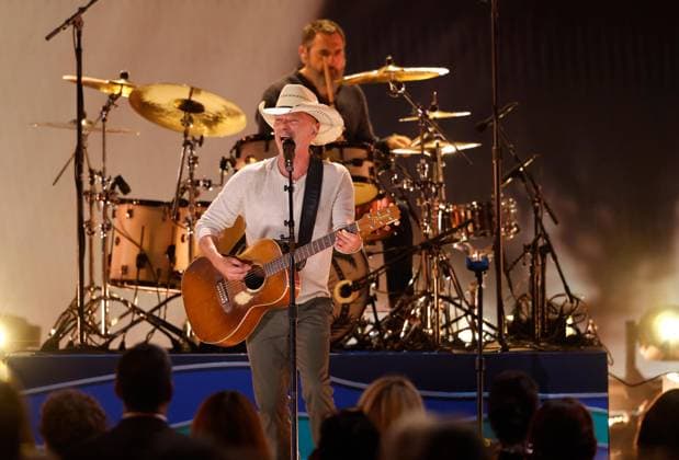 Kenny Chesney performs onstage during the 59th CMA Awards at the Bridgestone Arena in Nashville, Tennessee, on Wednesday, November 19, 2025.  NAS20251119319 JOHNxANGELILLO