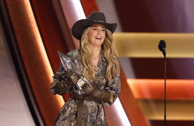 Lainey Wilson accepts the award for Entertainer of the Year onstage during the 59th CMA Awards at the Bridgestone Arena in Nashville, Tennessee, on Wednesday, November 19, 2025.  NAS20251119372 JOHNxANGELILLO