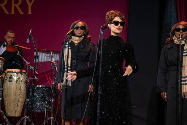 Bloomingdale s x Burberry Holiday Window Unveiling in New York, USA - 19 Nov 2025 Raye performs at the Bloomingdale s x Burberry Unveiling of the 2025 Holiday Windows. New York United States Copyright: xRonxAdarx xSOPAxImagesx _radar_bloomingdales_20251119_00025