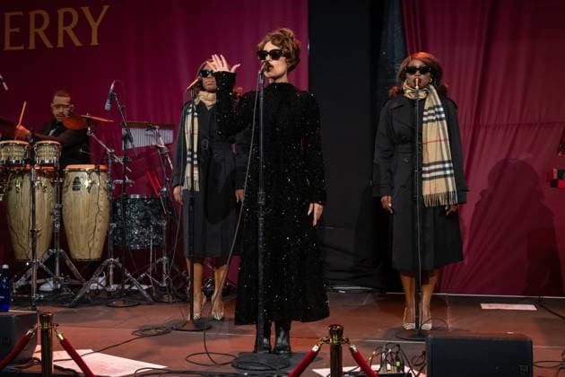 Bloomingdale s x Burberry Holiday Window Unveiling in New York, USA - 19 Nov 2025 Raye performs at the Bloomingdale s x Burberry Unveiling of the 2025 Holiday Windows. New York United States Copyright: xRonxAdarx xSOPAxImagesx _radar_bloomingdales_20251119_00055