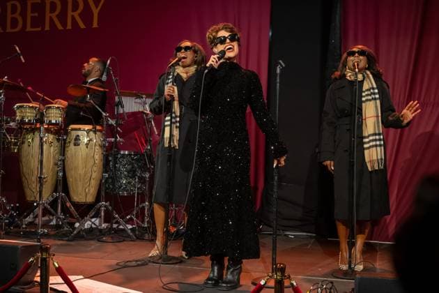 Bloomingdale s x Burberry Holiday Window Unveiling in New York, USA - 19 Nov 2025 Raye performs at the Bloomingdale s x Burberry Unveiling of the 2025 Holiday Windows. New York United States Copyright: xRonxAdarx xSOPAxImagesx _radar_bloomingdales_20251119_00079
