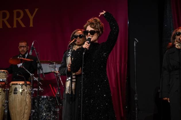 Bloomingdale s x Burberry Holiday Window Unveiling in New York, USA - 19 Nov 2025 Raye performs at the Bloomingdale s x Burberry Unveiling of the 2025 Holiday Windows. New York United States Copyright: xRonxAdarx xSOPAxImagesx _radar_bloomingdales_20251119_00119