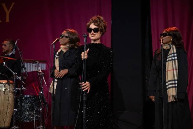 Bloomingdale s x Burberry Holiday Window Unveiling in New York, USA - 19 Nov 2025 Raye performs at the Bloomingdale s x Burberry Unveiling of the 2025 Holiday Windows. New York United States Copyright: xRonxAdarx xSOPAxImagesx _radar_bloomingdales_20251119_00178