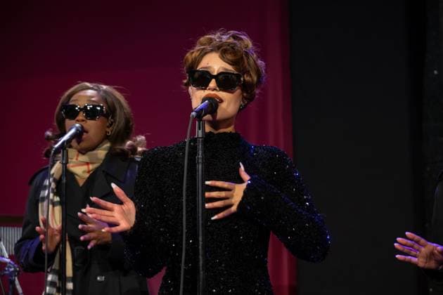 Bloomingdale s x Burberry Holiday Window Unveiling in New York, USA - 19 Nov 2025 Raye performs at the Bloomingdale s x Burberry Unveiling of the 2025 Holiday Windows. New York United States Copyright: xRonxAdarx xSOPAxImagesx _radar_bloomingdales_20251119_00249