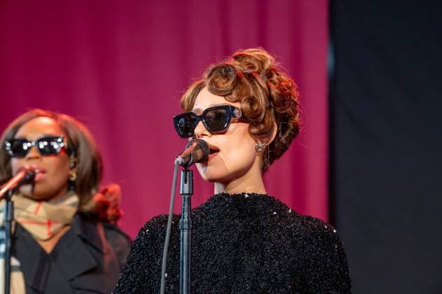 Bloomingdale s x Burberry Holiday Window Unveiling in New York, USA - 19 Nov 2025 Raye performs at the Bloomingdale s x Burberry Unveiling of the 2025 Holiday Windows. New York United States Copyright: xRonxAdarx xSOPAxImagesx _radar_bloomingdales_20251119_21126