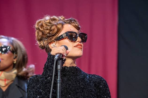Bloomingdale s x Burberry Holiday Window Unveiling in New York, USA - 19 Nov 2025 Raye performs at the Bloomingdale s x Burberry Unveiling of the 2025 Holiday Windows. New York United States Copyright: xRonxAdarx xSOPAxImagesx _radar_bloomingdales_20251119_21142
