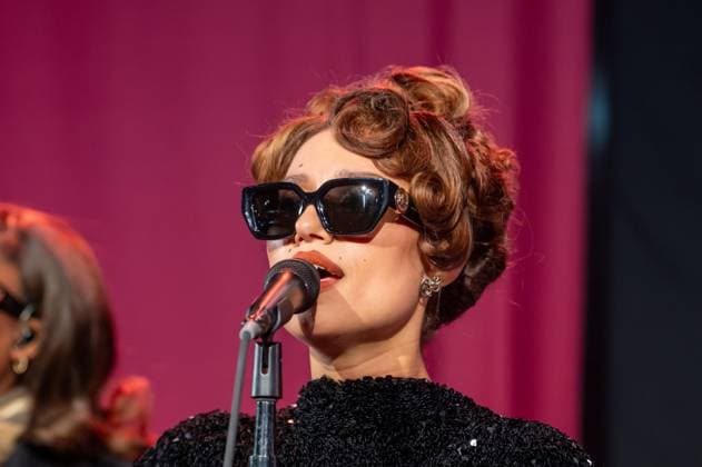 Bloomingdale s x Burberry Holiday Window Unveiling in New York, USA - 19 Nov 2025 Raye performs at the Bloomingdale s x Burberry Unveiling of the 2025 Holiday Windows. New York United States Copyright: xRonxAdarx xSOPAxImagesx _radar_bloomingdales_20251119_21174