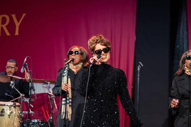 Bloomingdale s x Burberry Holiday Window Unveiling in New York, USA - 19 Nov 2025 Raye performs at the Bloomingdale s x Burberry Unveiling of the 2025 Holiday Windows. New York United States Copyright: xRonxAdarx xSOPAxImagesx _radar_bloomingdales_20251119_21188