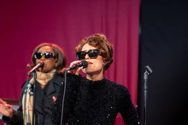 Bloomingdale s x Burberry Holiday Window Unveiling in New York, USA - 19 Nov 2025 Raye performs at the Bloomingdale s x Burberry Unveiling of the 2025 Holiday Windows. New York United States Copyright: xRonxAdarx xSOPAxImagesx _radar_bloomingdales_20251119_21199