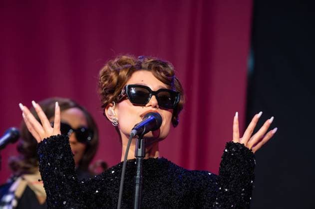 Bloomingdale s x Burberry Holiday Window Unveiling in New York, USA - 19 Nov 2025 Raye performs at the Bloomingdale s x Burberry Unveiling of the 2025 Holiday Windows. New York United States Copyright: xRonxAdarx xSOPAxImagesx _radar_bloomingdales_20251119_21223