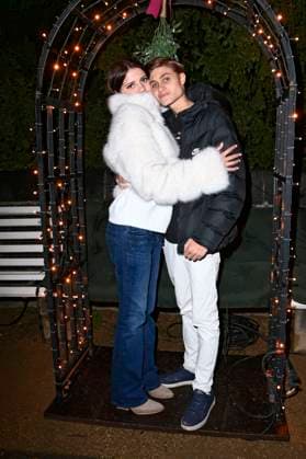 Leni Summer mit Freund bei der Eröffnung des Christmas Garden 2025 im Botanischen Garten Berlin. Berlin, 19.11.2025 Foto:xN.xKubelkax xFuturexImagex christmas_garden_5115