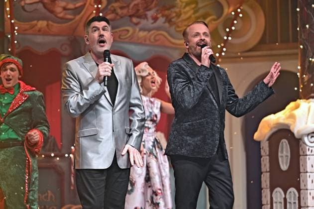 Crazy Christmas - Unsere liebsten Weihnachtslieder Paul Reeves und Ross Antony anläßlich der Liveshow Crazy Christmas - Unsere liebsten Weihnachtslieder am 19.11.2025 im Europapark Rust. 20251119MWI095354 *** Crazy Christmas Our favorite Christmas songs Paul Reeves and Ross Antony on the occasion of the live show Crazy Christmas Our favorite Christmas songs on 19 11 2025 at Europapark Rust 20251119MWI095354