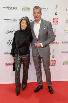 abb- Hayah Juergens, John Juergens zu Gast auf dem roten Teppich bei der verleihung der Goldenen Bild der Frau 2025 im Theater im Hafen am 19.11.2025 in Hamburg Hamburg Deutschland