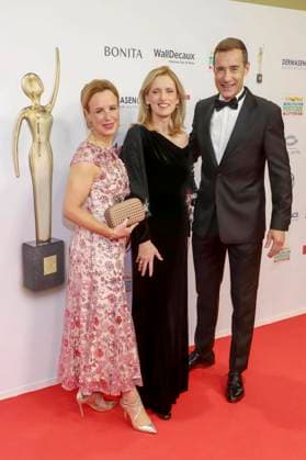 abb- Julia Becker, Karin Prien, Kai Pflaume zu Gast auf dem roten Teppich bei der verleihung der Goldenen Bild der Frau 2025 im Theater im Hafen am 19.11.2025 in Hamburg Hamburg Deutschland