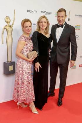 abb- Julia Becker, Karin Prien, Kai Pflaume zu Gast auf dem roten Teppich bei der verleihung der Goldenen Bild der Frau 2025 im Theater im Hafen am 19.11.2025 in Hamburg Hamburg Deutschland