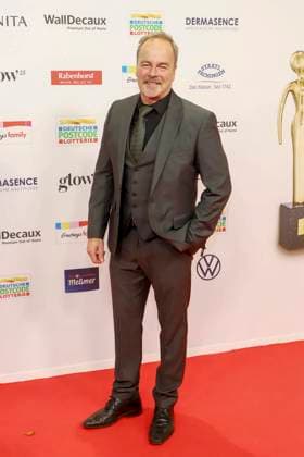 abb- Till Demtroeder Schauspieler zu Gast auf dem roten Teppich bei der verleihung der Goldenen Bild der Frau 2025 im Theater im Hafen am 19.11.2025 in Hamburg Hamburg Deutschland