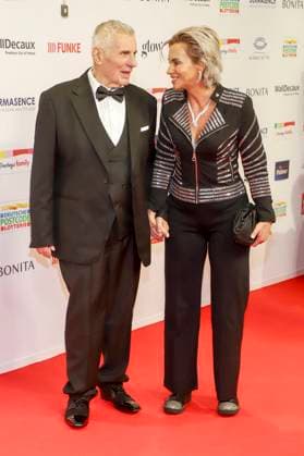 abb- Heinz Hoenig mit Frau Annika Kaersten Hoenig Ehepaar Schauspieler zu Gast auf dem roten Teppich bei der verleihung der Goldenen Bild der Frau 2025 im Theater im Hafen am 19.11.2025 in Hamburg Hamburg Deutschland