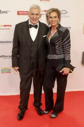 abb- Heinz Hoenig mit Frau Annika Kaersten Hoenig Ehepaar Schauspieler zu Gast auf dem roten Teppich bei der verleihung der Goldenen Bild der Frau 2025 im Theater im Hafen am 19.11.2025 in Hamburg Hamburg Deutschland