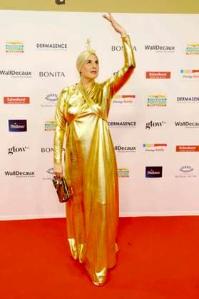 abb- Elena Uhlig Schauspielerin Goldenes Kleid zu Gast auf dem roten Teppich bei der verleihung der Goldenen Bild der Frau 2025 im Theater im Hafen am 19.11.2025 in Hamburg Hamburg Deutschland