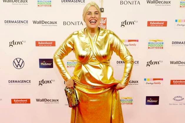 abb- Elena Uhlig Schauspielerin Goldenes Kleid zu Gast auf dem roten Teppich bei der verleihung der Goldenen Bild der Frau 2025 im Theater im Hafen am 19.11.2025 in Hamburg Hamburg Deutschland