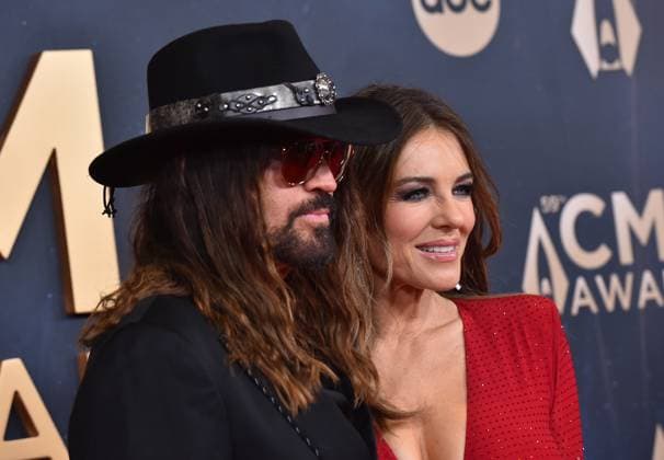 59th Annual CMA Awards - Arrivals Billy Ray Cyrus and Elizabeth Hurley arriving at the 59th Annual Country Music Association Awards held at the Bridgestone Arena on November 19, 2025 in Nashville, TN. Nashville Bridgestone Arena Tennessee USA Copyright: xOConnor-Arroyo AFF-USA.comx