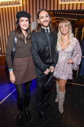abb- Marie Nasemann, Riccardo Simonetti und Annemarie Eilfeld zu Gast auf dem roten Teppich bei der Europapremiere des Kino Films Song Sung Blue im Zoo Palast Berlin am 19.11.2025 in Berlin Berlin Deutschland
