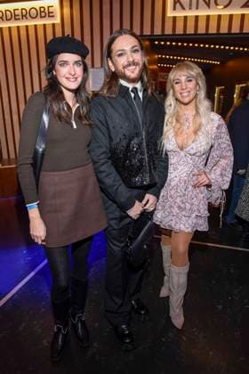 abb- Marie Nasemann, Riccardo Simonetti und Annemarie Eilfeld zu Gast auf dem roten Teppich bei der Europapremiere des Kino Films Song Sung Blue im Zoo Palast Berlin am 19.11.2025 in Berlin Berlin Deutschland