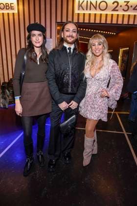 abb- Marie Nasemann, Riccardo Simonetti und Annemarie Eilfeld zu Gast auf dem roten Teppich bei der Europapremiere des Kino Films Song Sung Blue im Zoo Palast Berlin am 19.11.2025 in Berlin Berlin Deutschland
