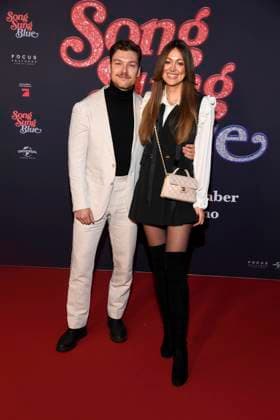abb- Lion Wasczyk und Lisa Rosa Braeutigam zu Gast auf dem roten Teppich bei der Europapremiere des Kino Films Song Sung Blue im Zoo Palast Berlin am 19.11.2025 in Berlin Berlin Deutschland